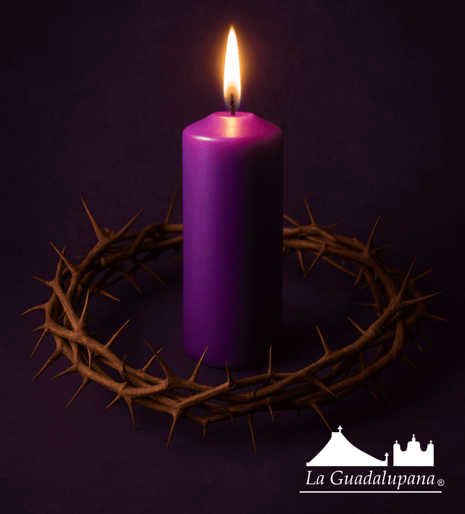 Corona de espinas y vela de Adviento encendida, simbolizando la transición de Cristo Rey a la esperanza del Mesías.